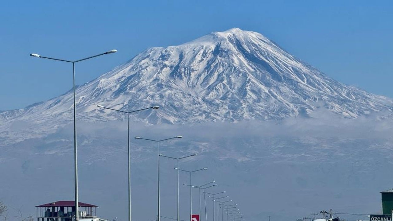 Ağrı Dağı ihtişamıyla dikkat çekiyor