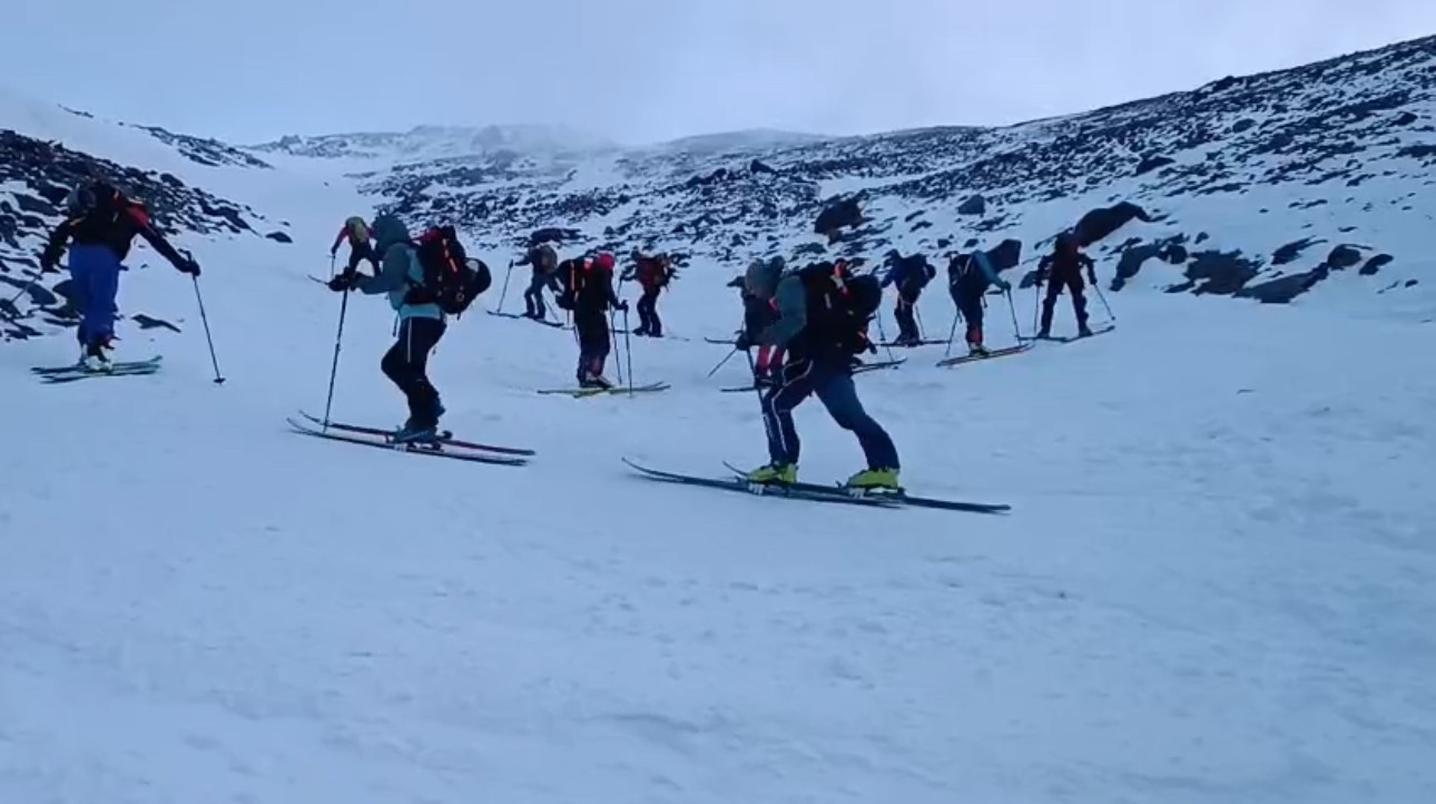 Ağrı Dağı’nda dağcılar zirveye tırmanırken kayak yaptı