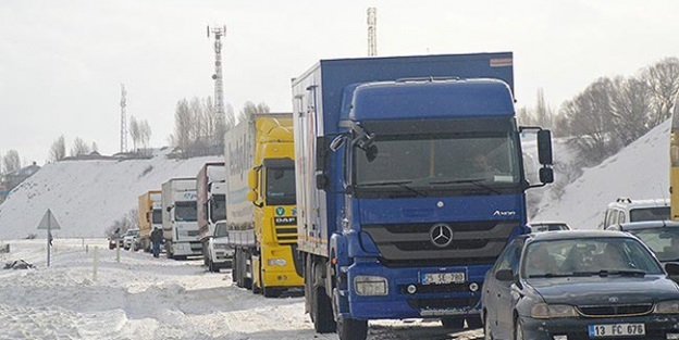 Ağrı-Erzurum karayolunda kar engeli