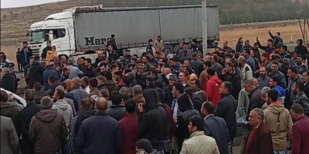 Ağrı Hayvan Borsası kapatılınca üreticiler yol kapatma eylemi yaptı