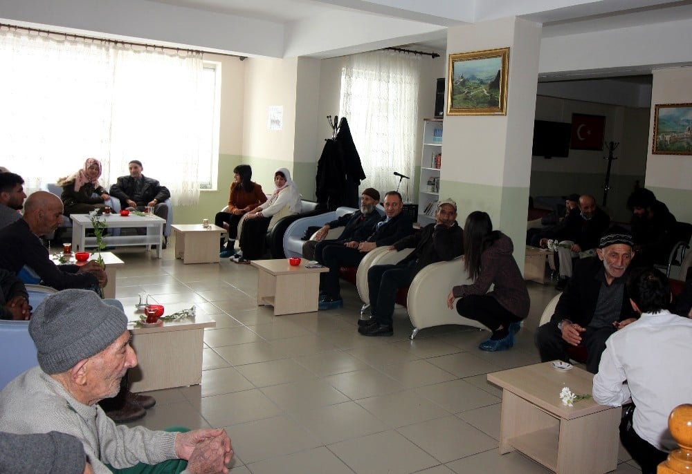 Ağrı İbrahim Çeçen Üniversitesi öğrencilerinden huzurevi ziyareti 