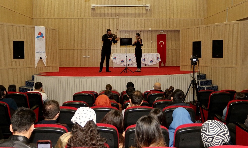 Ağrı İbrahim Çeçen Üniversitesi’nde Duo Keman resitali 