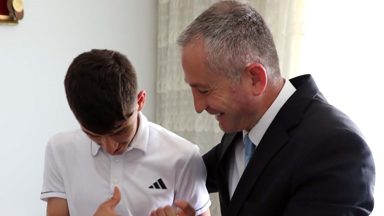 Ağrı İl Milli Eğitim Müdürü’nden LGS öncesi özel öğrenciye moral ziyareti