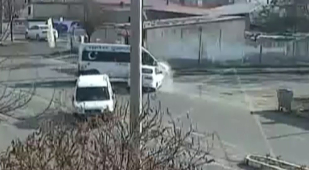 Ağrı, Kars ve Iğdır’da meydana gelen trafik kazaları kameralara yansıdı 