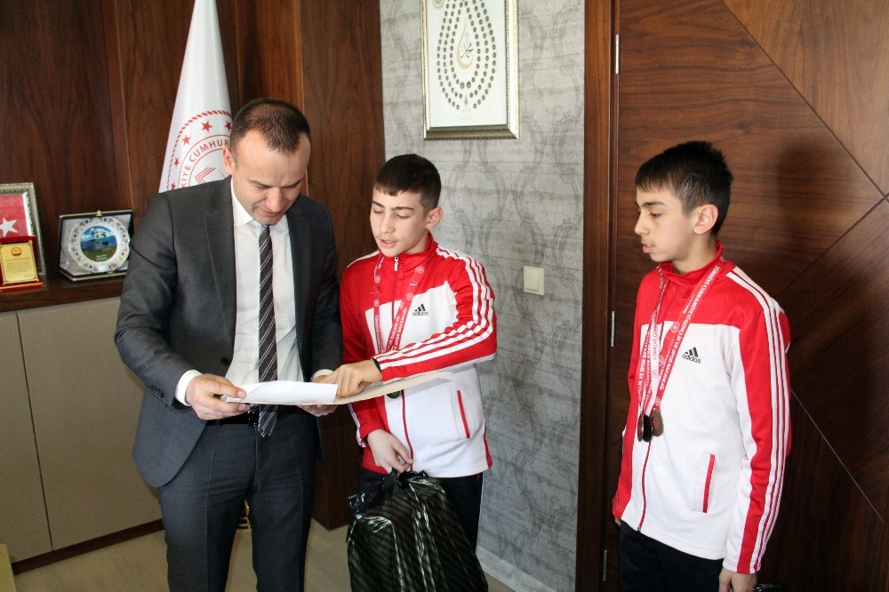 Ağrı Milli Eğitim Müdürü Tekin başarılı sporcuları kabul etti 