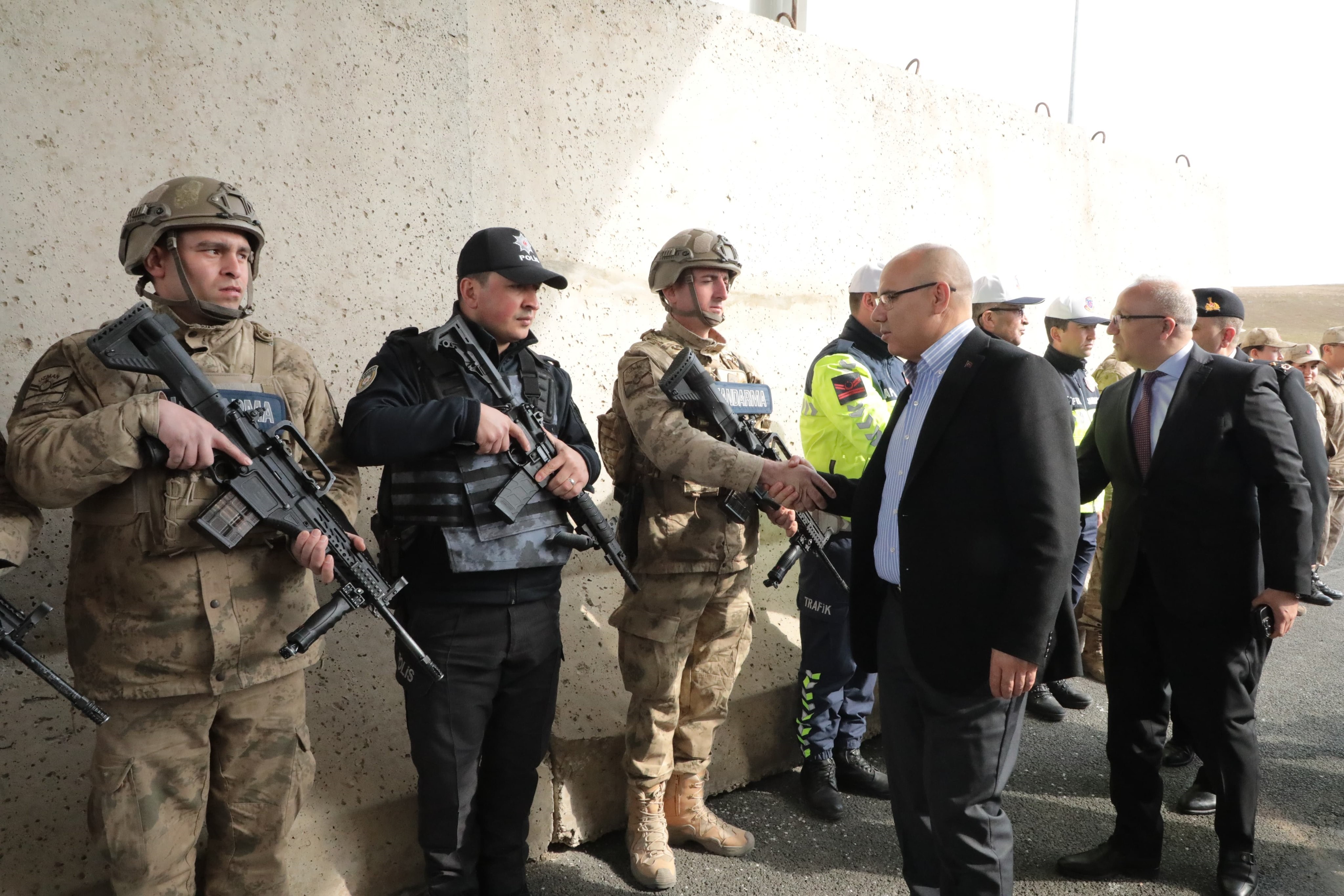 Ağrı Valisi Koç, Ramazan Bayramı'nda bayramlaşma ve ziyaretler gerçekleştirdi