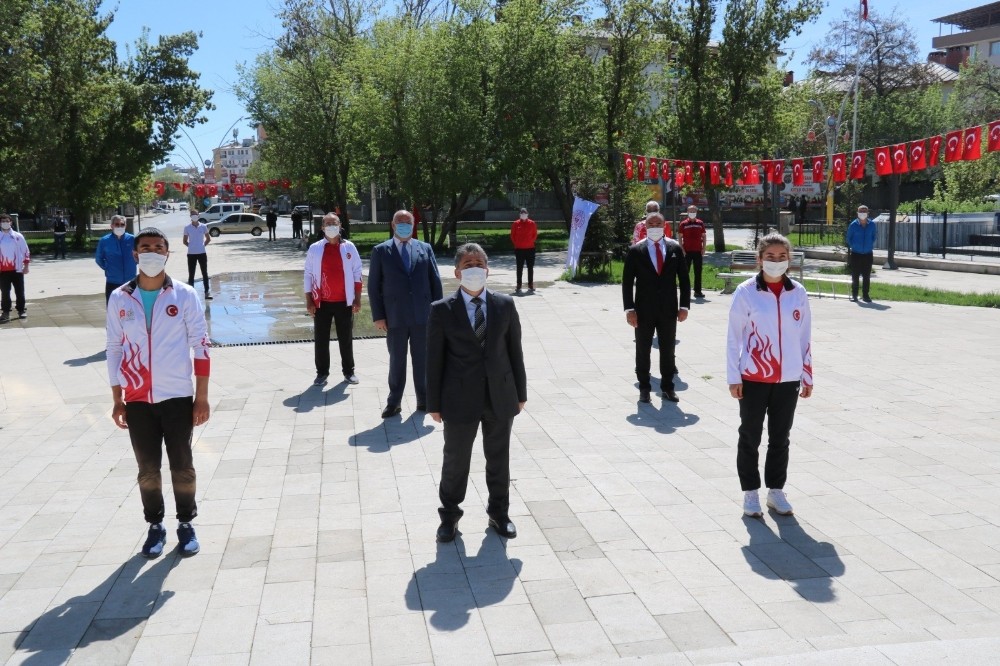 Ağrı’da 19 Mayıs sosyal mesafeli kutlandı 