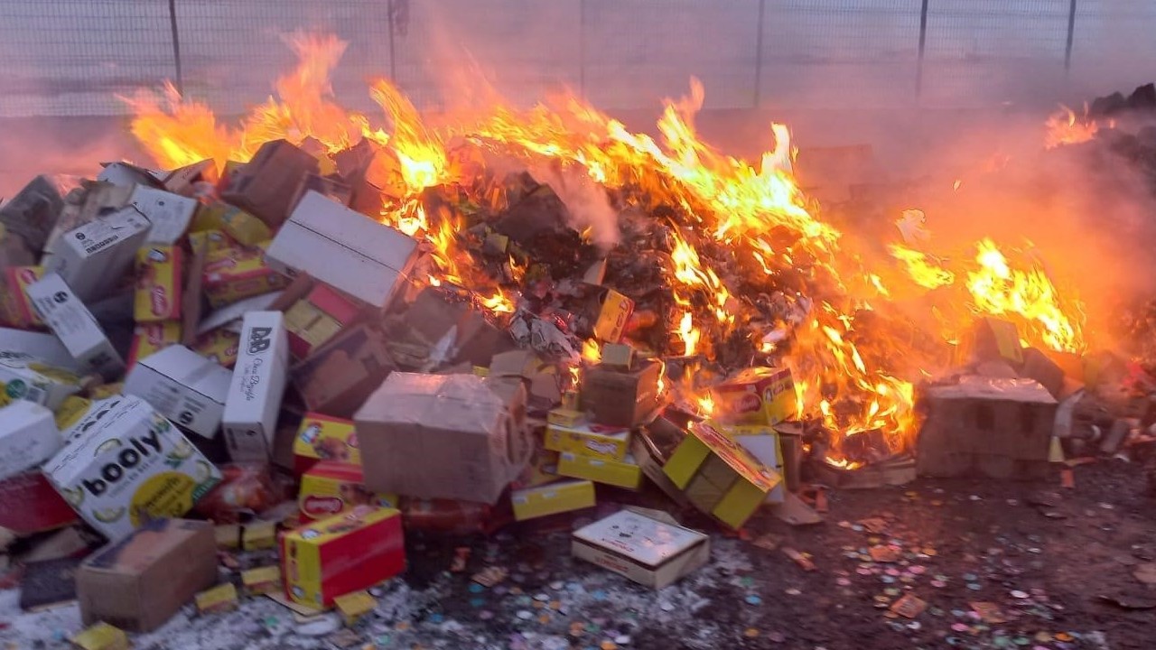 Ağrı’da 23 kamyon dolusu sağlıksız gıda ürünü imha edildi