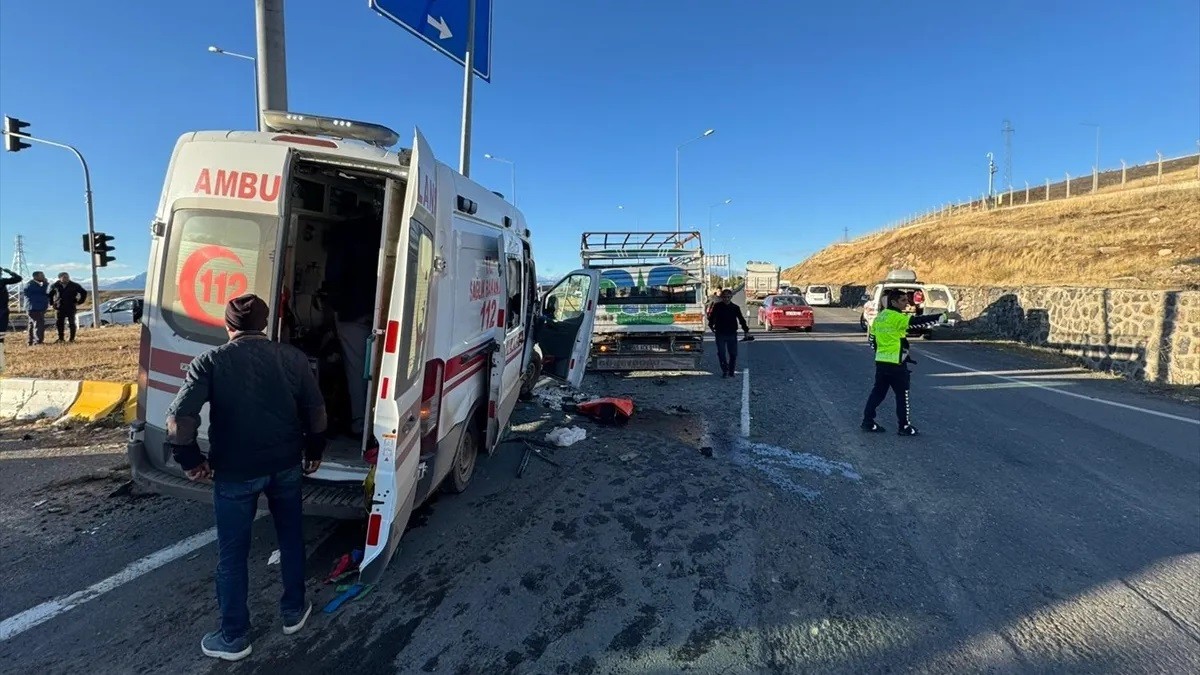 Ağrı’da ambulans ile kamyonet çarpıştı: 2’si ağır 7 kişi yaralandı