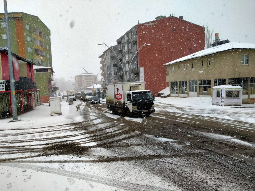 Ağrı’da aniden bastıran kar yağışı sürücülere zor anlar yaşattı 