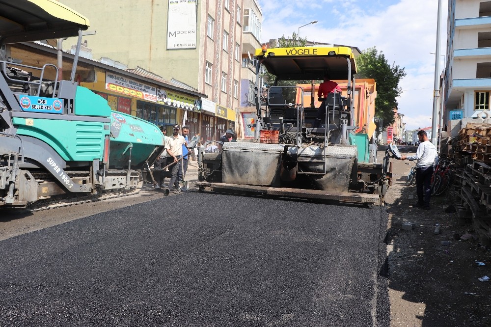 Ağrı’da asfalt çalışmaları devam ediyor 