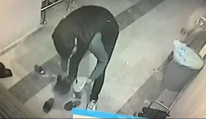 Ağrı’da ayakkabı hırsızı güvenlik kamerasına yakalandı 