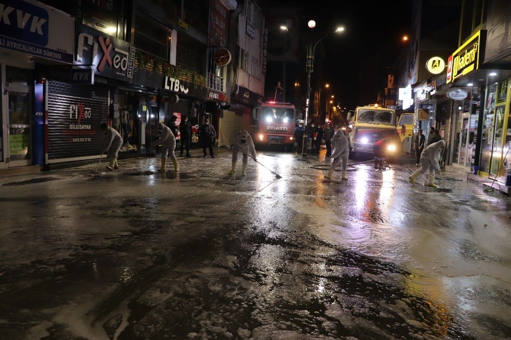 Ağrı’da bayram öncesi cadde ve sokaklar yıkanmaya devam ediyor 