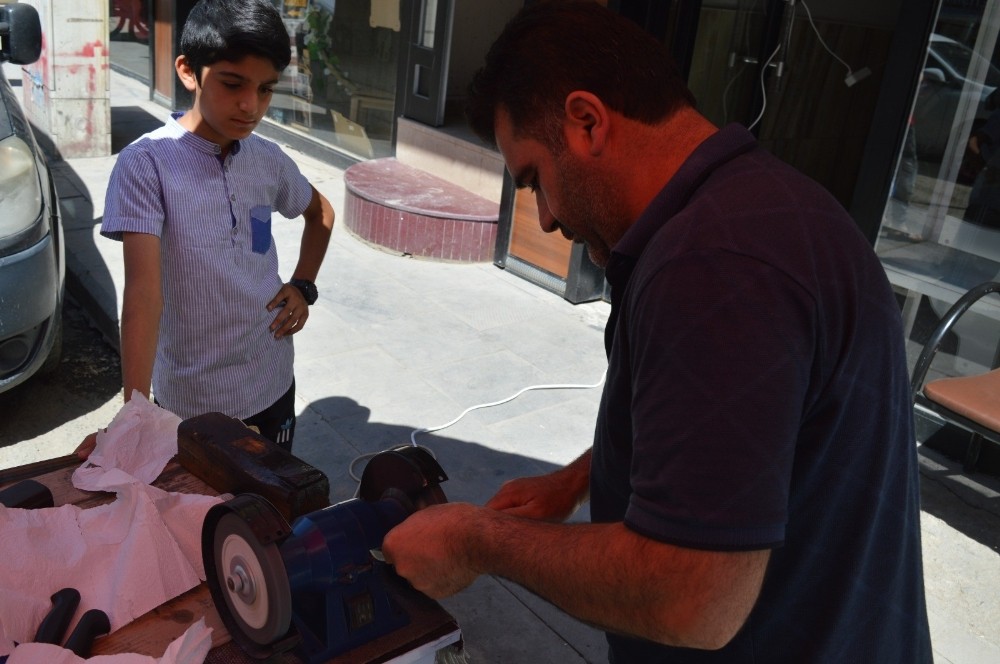 Ağrı’da bıçak bileme noktalarında bayram yoğunluğu 