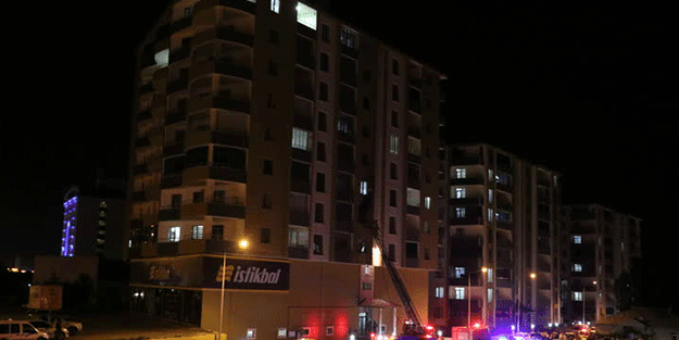 Bir evde çıkan yangında 4 kişi dumandan etkilendi