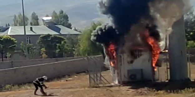 Ağrı'da bir şirkete ait baz istasyonu yandı