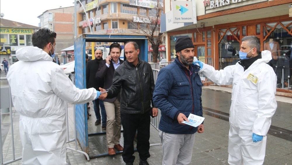 Ağrı’da cadde ve sokaklara girişler kontrollü olarak sağlanıyor 