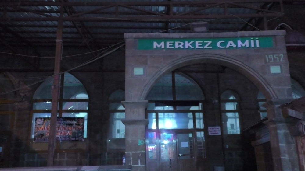 Ağrı’da camiilerde yatsı ezanının ardından dualar yükseldi 