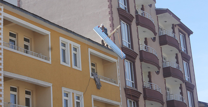Ağrı'da çatı ustası işçi çatıda ölümle dans etti
