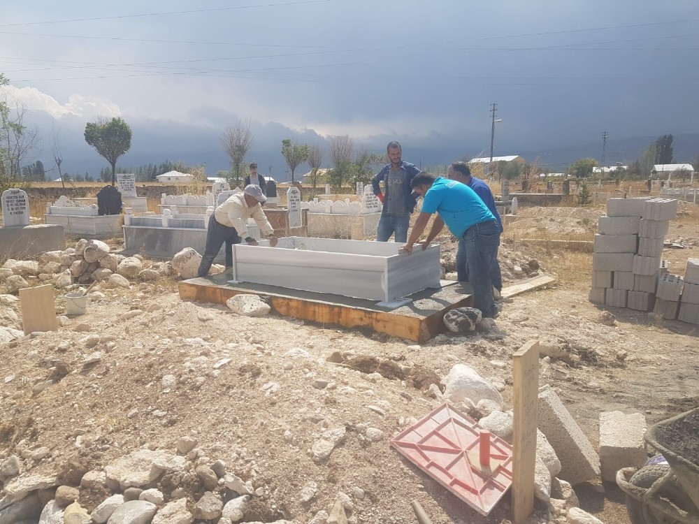 Ağrı’da donarak hayatını kaybeden Afganlı vatandaşın mezarını ilçe halkı yaptırdı 