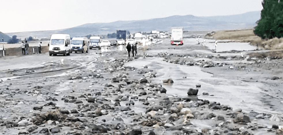 Ağrı'da etkili olan sel uluslararası karayolunu ulaşıma kapattı