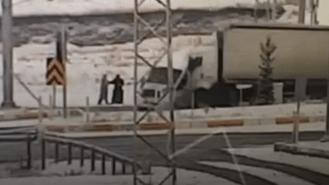 Ağrı'da feci kaza: Aniden yola çıkınca böyle çarptı!