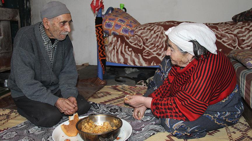 Ağrı'da hasta eşine 'gözü gibi' bakıyor
