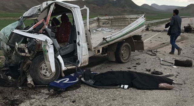 Ağrı'da kamyonet ile TIR çarpıştı: 2 ölü, 1 yaralı