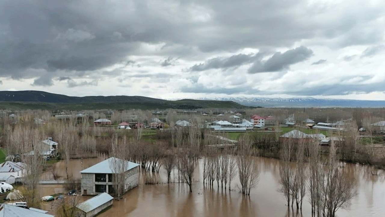 Ağrı'da kar erimesi felakete yol açtı! Evler ve ahırlar su altında kaldı
