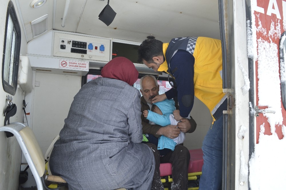 Ağrı’da kar köy yollarını kapadı, hastalar için 112 seferber oldu 