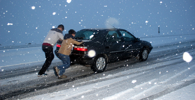 Ağrı'da kar ve tipi ulaşımı aksattı