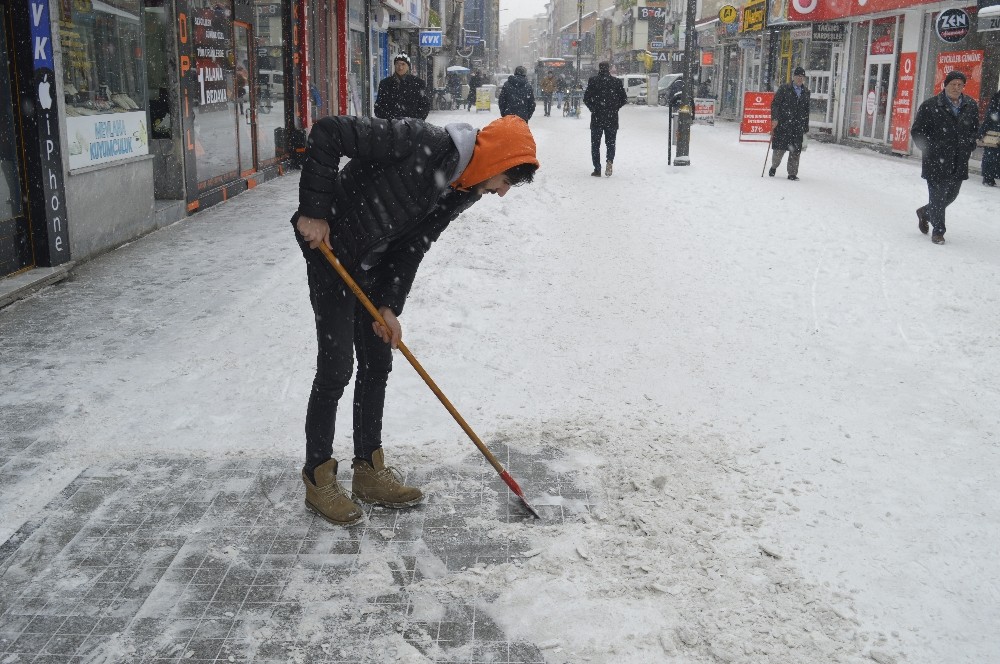 Ağrı’da kar yağışı hayatı olumsuz etkiliyor 