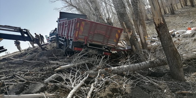Ağrı'da korkunç kaza: 2'si çocuk 5 kişi can verdi
