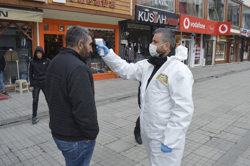 Ağrı’da koronavirüs önlemleri kapsamında işlek caddelerde önlemler arttırıldı 