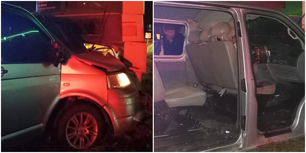Ağrı'da minibüs, benzin istasyonu tabelasına çarptı