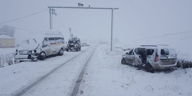 Ağrı'da öğretmenleri taşıyan servis kaza yaptı: 23 yaralı