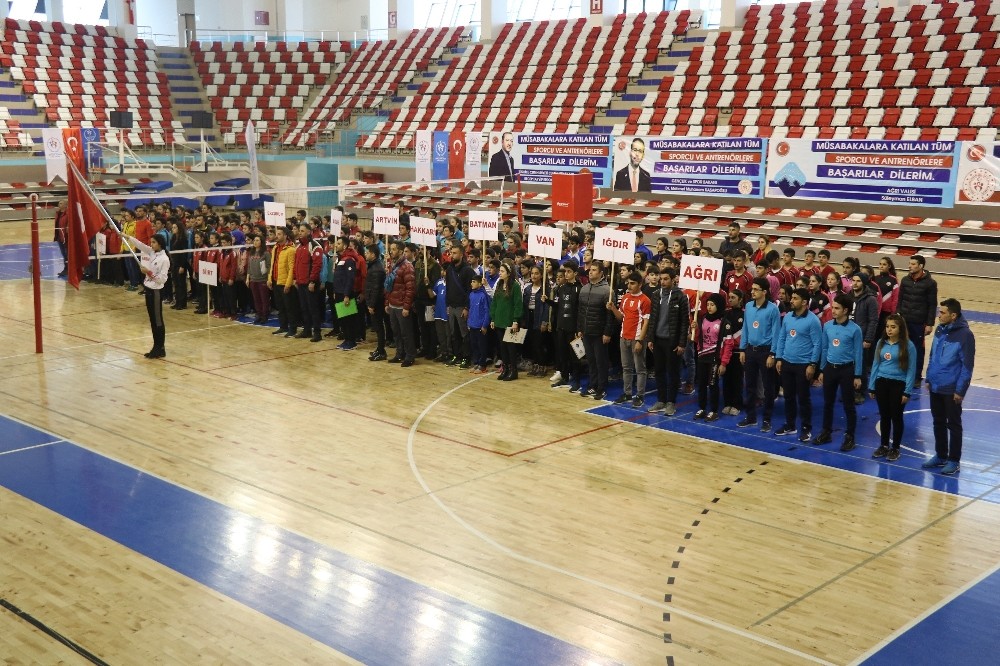 Ağrı’da ‘Okul sporları voleybol grup müsabakaları’ başladı 