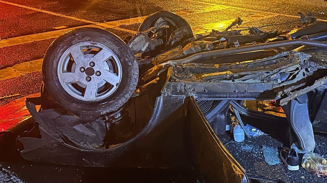 Ağrı'da otomobil hurdaya döndü: 2'si ağır 4 yaralı