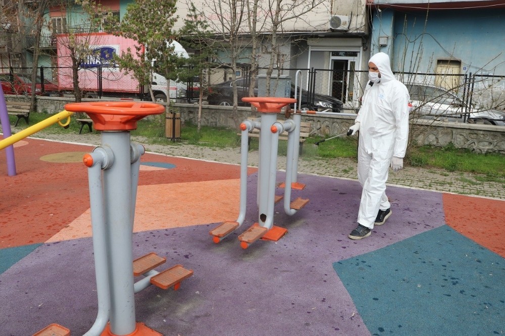 Ağrı’da parklar çocuklar için dezenfekte edildi 