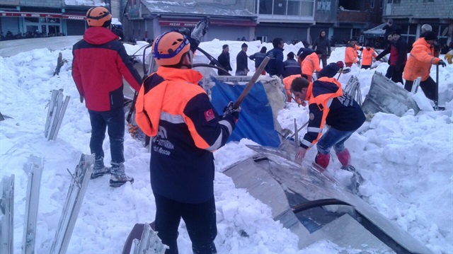Ağrı'da pazar yerinin çatısı çöktü