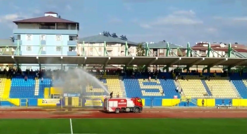 Ağrı’da sıcaktan bunalan taraftarı itfaiye serinletti 