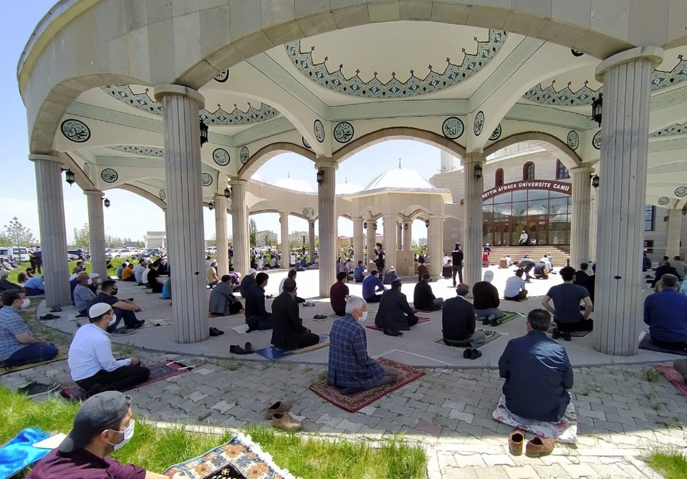 Ağrı’da sosyal mesafeli ilk cuma namazı kılındı 