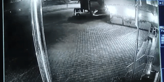 Ağrı’da ticari araç tıra arkadan böyle çarptı! 1 ölü