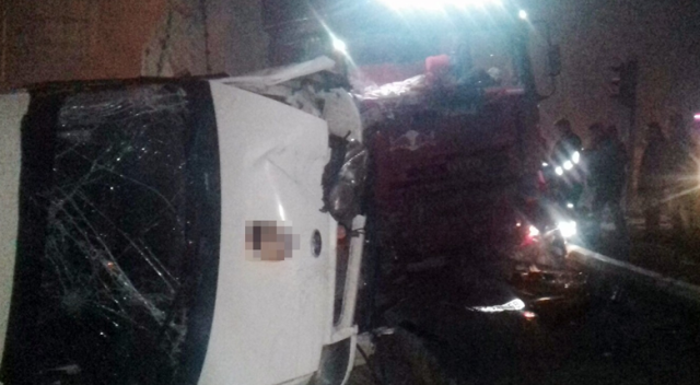 Ağrı’da TIR minibüsü biçti: 1 yaralı