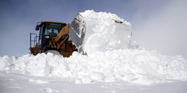Ağrı'da ulaşıma kar engeli