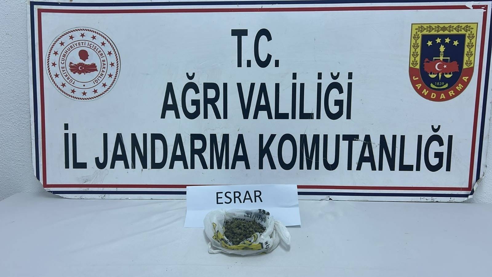 Ağrı'da uyuşturucu operasyonu: 511 kök kenevir ve 50 gram esrar ele geçirildi