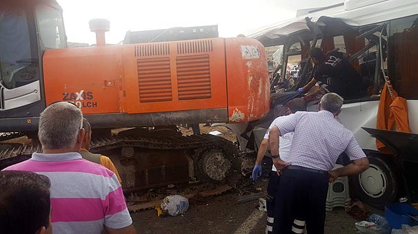 Ağrı'da vinç, midibüsün üzerine düştü: 5 ölü, 5 yaralı