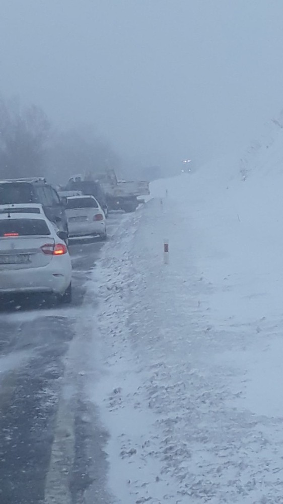 Ağrı’da yola çığ düştü 