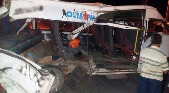 Ağrı'da zırhlı polis aracı ile minibüs çarpıştı: 2'si ağır 6 kişi yaralandı