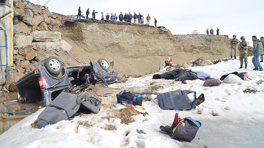 Ağrı'daki trafik kazasında 3 kardeş hayatını kaybetti